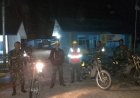 Patroli malam, Babinsa Kodim Mamasa sempatkan Komsos dengan warga