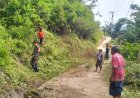 Ciptakan kenyamanan pengendara, Babinsa Kodim Mamasa Bersama Warga Lakukan Pembersihan Jalan