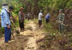 Babinsa Koramil 1428-01/Mamasa Bersama Warga Gotong Royong bersihkan Jalan Tani